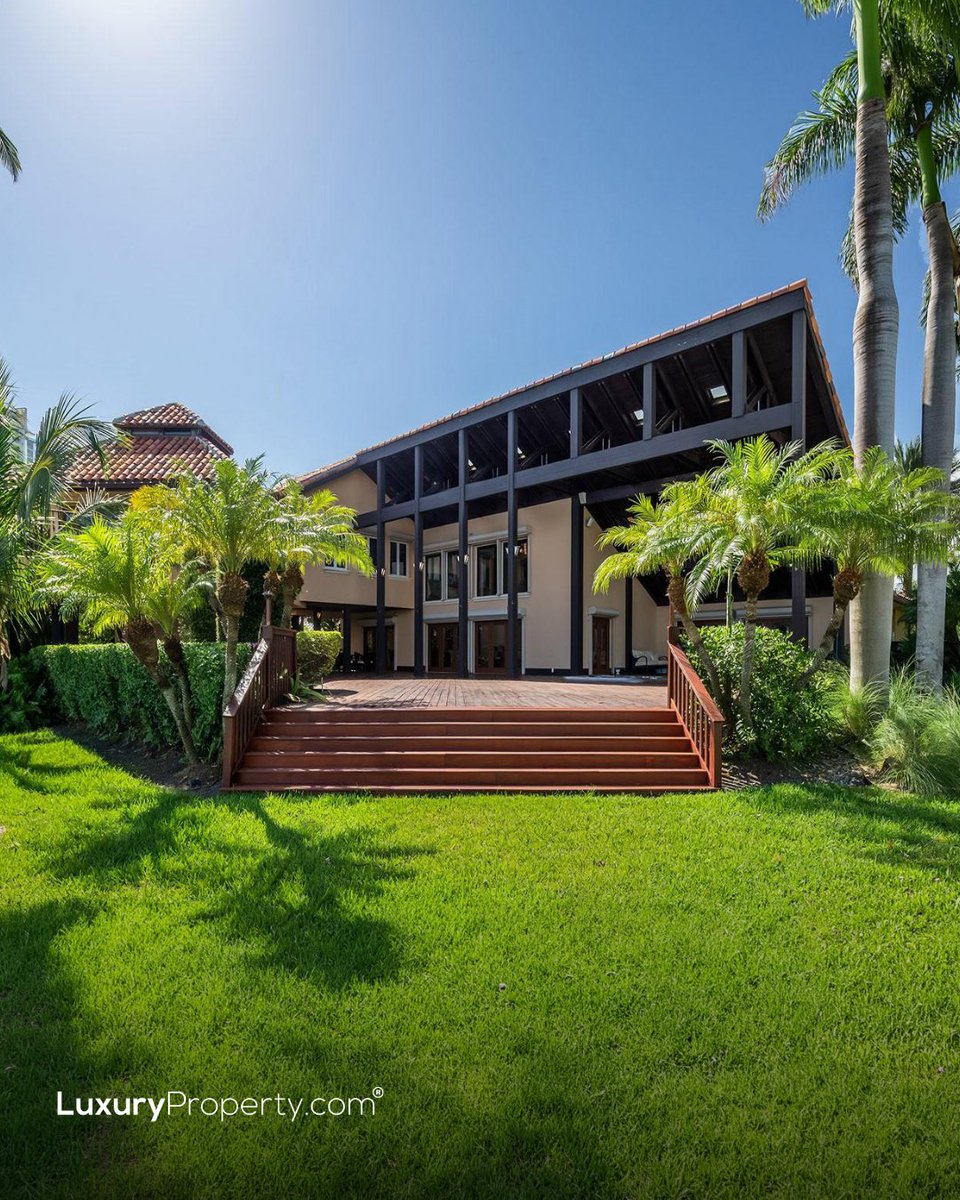 LuxuryProperty's tweet image. Bal Harbour waterfront villa with 9 bedrooms, stunning bay views, a private double lot, and direct beach access, an exclusive opportunity to create your dream estate.

Discover more: luxuryproperty.com/buy/9-bedroom-…

#LuxuryLiving #WaterfrontProperty #MiamiRealEstate  #CoastalLiving
