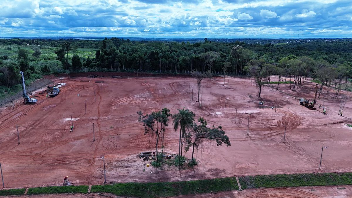 itaipuparaguay's tweet photo. ✅ ¡Curuguaty contará con mejor atención sanitaria! 🏥 Se inició la instalación de pilotes del futuro Hospital General de Curuguaty, emprendimiento que cuenta con el financiamiento de ITAIPU. De esta manera, el proyecto del Gobierno del Paraguay, que beneficiará a más de 270.000 habitantes, comienza a tomar forma.

🏥 Esta obra en el departamento de Canindeyú no solo representa progreso en infraestructura, sino también la posibilidad real de acceder a servicios médicos especializados de manera rápida y sin tener que recorrer largas distancias. 

Leé aquí  👉 https://t.co/odxyN2BR7q
