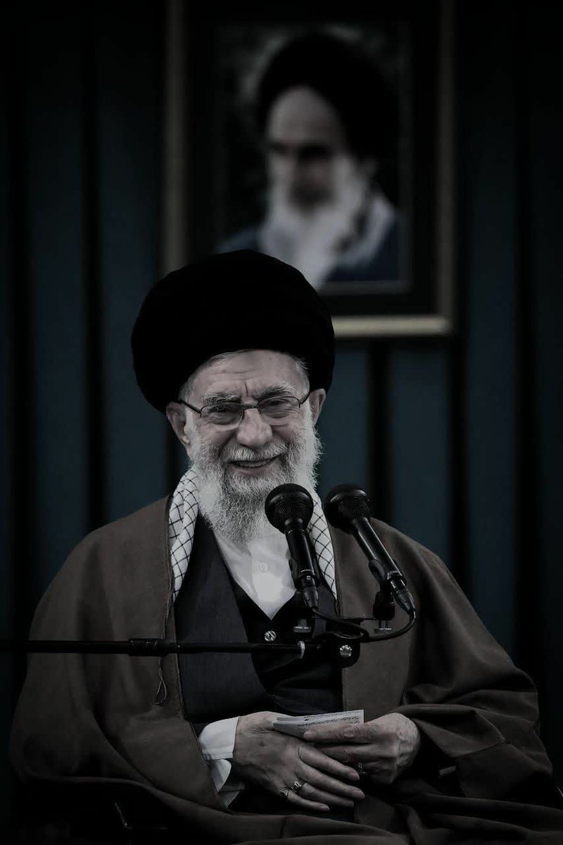 من 
منتظرم بگویند امشب سخنرانی داری 
و
منتظر  دلداری های با صلابتت میشوم 
اما
انگار  نمی آیی ومن هاج و واج از بلایی که به سرمان آمده 
#شهید_ایران