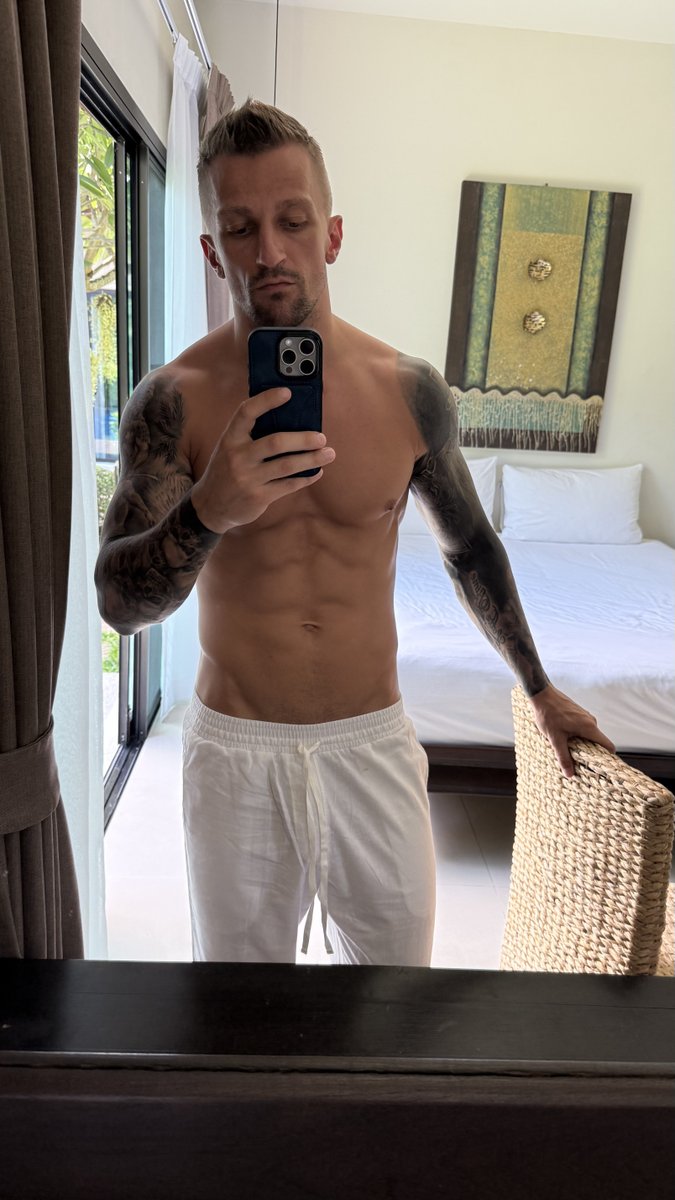 smirnoff_diary's tweet photo. Just me, my reflection, and a camera. https://t.co/j16jI5Ki2K