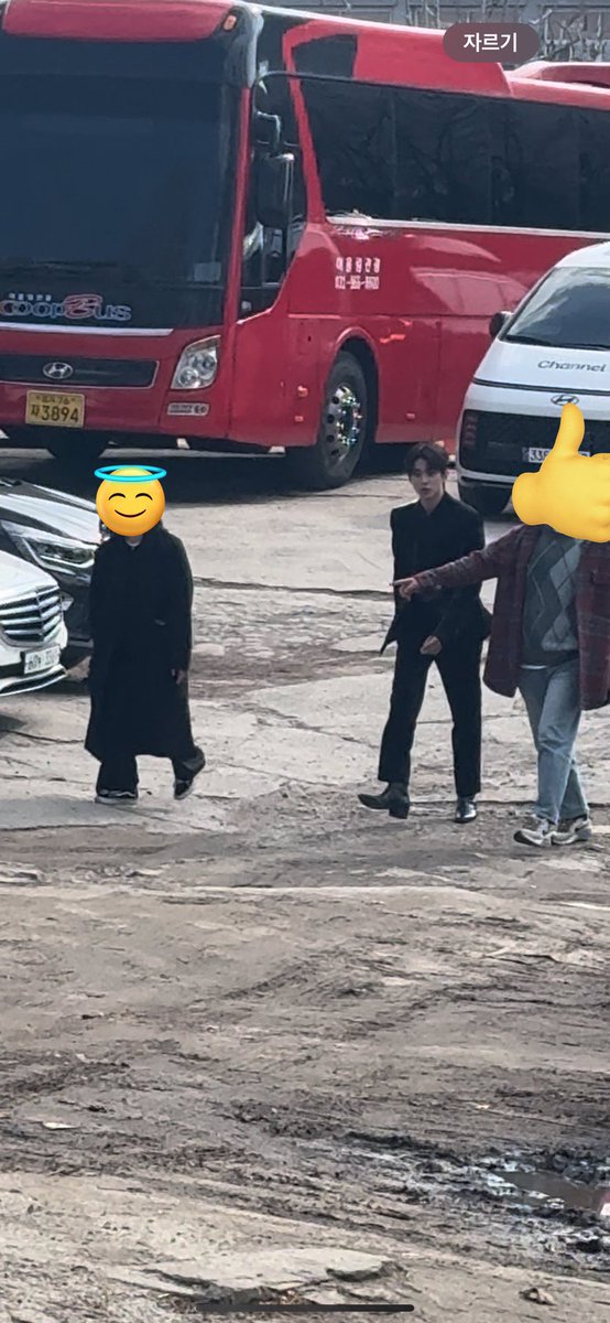 민규진짜존나귀여운거 맨날놀람
맨날놀라는역할 김민규
맨날놀래키는역할 김모닝
긍데요즘은저만치놀라진않고그냥어떻게안거냐고신기해하는듯