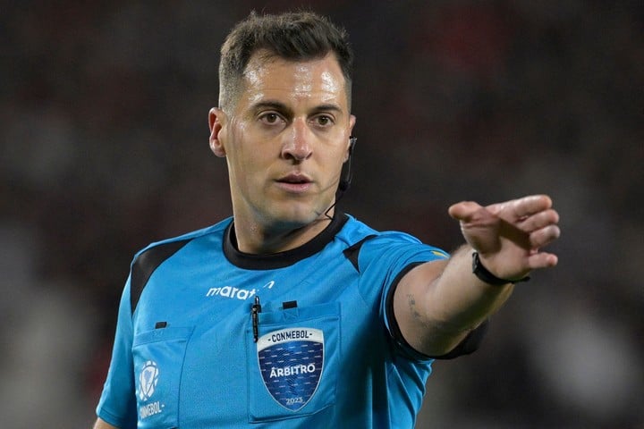 ArbitrajeU's tweet photo. 🚨 ÚLTIMO MOMENTO ‼️

GUSTAVO TEJERA ES EL ÁRBITRO URUGUAYO QUE ESTARÁ EN EL MUNDIAL 2026🌎

Estará acompañado por Nicolás Tarán y Carlos Barreiro como asistentes⛳ https://t.co/2MHTjnT3l0