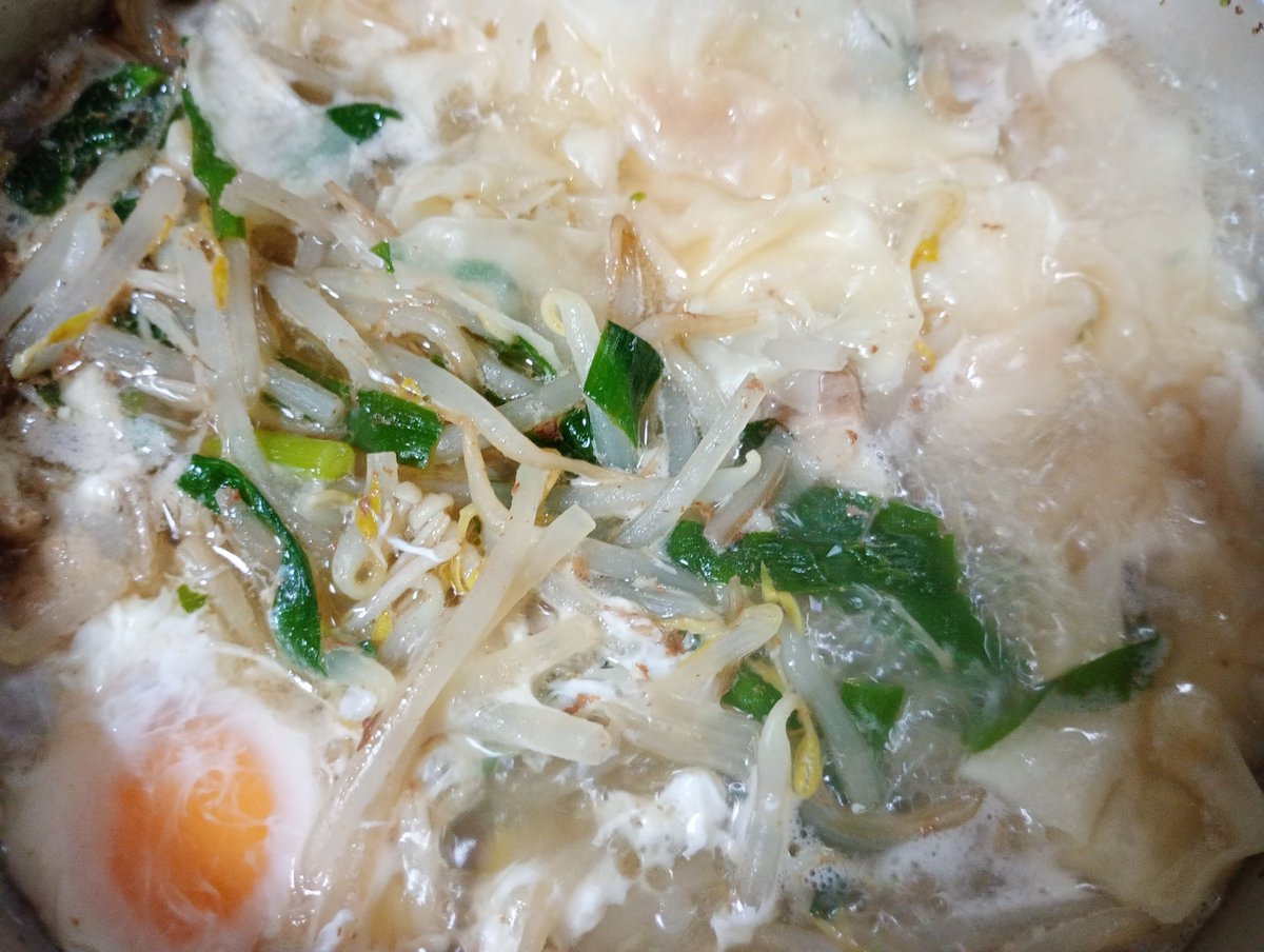 家で、ワンタンスープ作った。
乾燥ワンタン、ニラ入りもやし、えのき、豚肉、冷凍海鮮、卵いれて煮ただけ。包丁いらず。