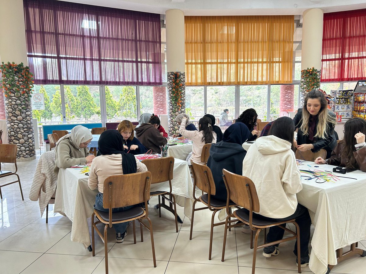 KarabukKYGM's tweet photo. 👩‍🎨Hubbi Hatun Yurdu

Quiling, ülkemizde kağıt telkari olarak bilinen sanatı atölye çalışmaları arasına aldık. Özgün çalışmaların yapıldığı atölyede sıra eşsiz tablolar oluşturmakta🤗 https://t.co/OQTcCmkGYU