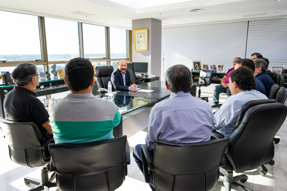 REUNIÓN CON GREMIOS VIALEROS

Recibimos en Casa de Gobierno, junto al Administrador General de Vialidad Provincial, al Secretario General de la Federación Argentina de Trabajadores Viales, Ariel Landra, al Secretario General del Sindicato de Trabajadores Viales de Formosa, Carlos