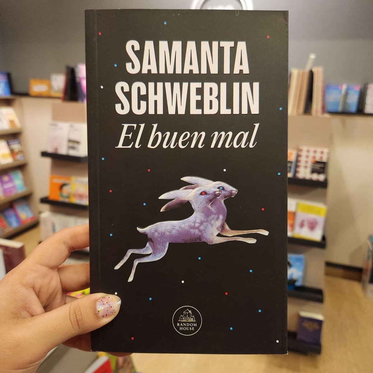 El libro del millón de euros.
Ganar un premio literario grande no solamente es ganarse una buena bolsa 💰, también es ganarse algunos críticos negativos que le buscarán la vuelta para desprestigiar la magnitud de la obra.
Para mí... El libro y por sobre todo la autora lo merecen.