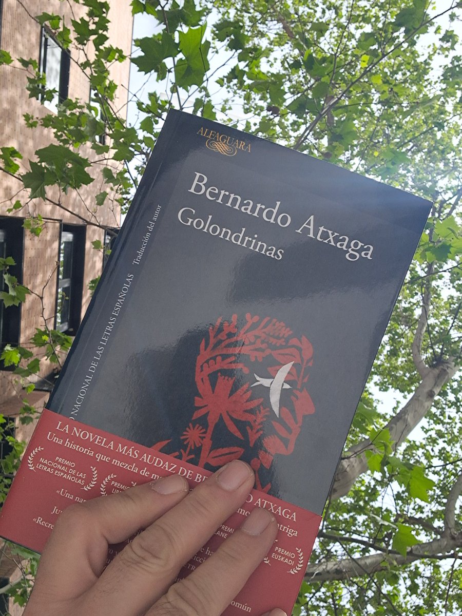 Alberto Olmos sujetando libros tweet media