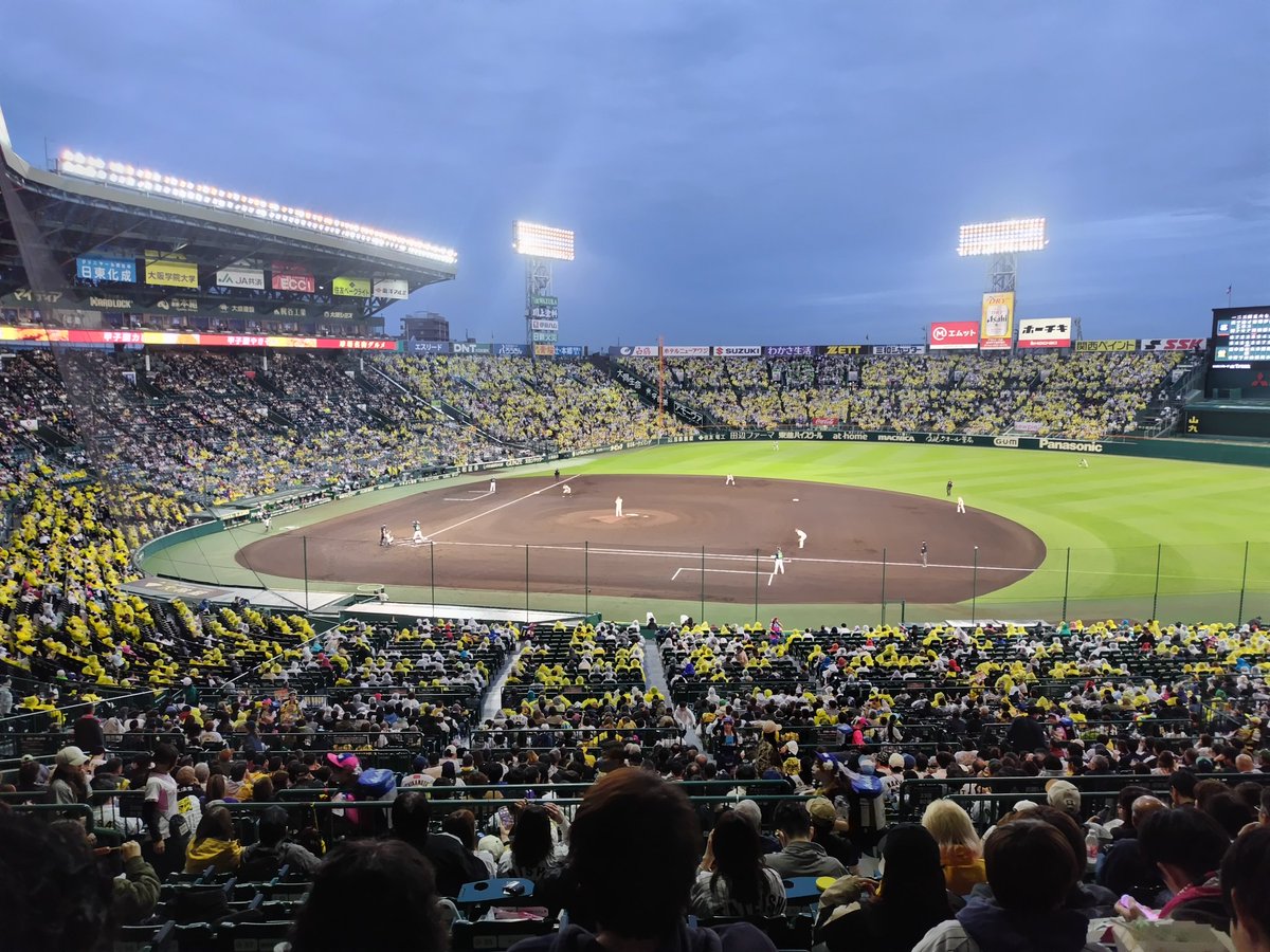 johnnydeppri326's tweet photo. 甲子園の帰りは
ここで宇宙船でした

もとい

雨中戦でした

茨木くん初先発初勝利
森下くん本塁打
大山くん適時打

良いゲーム⚾️でした

会社の福利厚生で観戦させていただきました
感謝！

#関西トランスウェイ 
#関西トランスウェイ福利厚生
#阪神タイガース
#阪神甲子園球場 https://t.co/aMt5u7zgsi