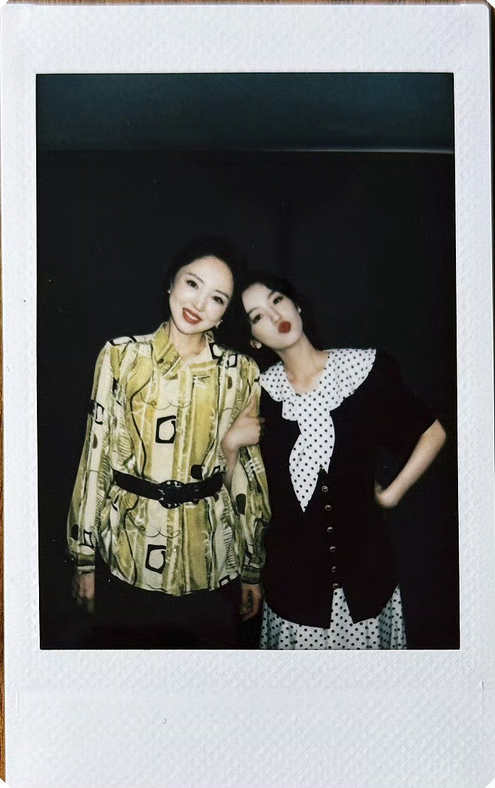 Xia Xiaolan and Mommy Liu Fen bidding farewell to 你好1983 💌
