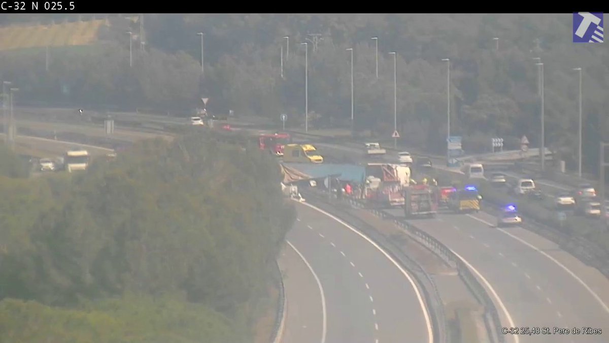 transit's tweet image. ⚫️ Continua tallada la C-32 a Sant Pere de Ribes en els dos sentits de la marxa per un camió bolcat que transportava líquid corrosiu orgànic. 

ℹ️ El trànsit es desvia en tots dos sentits per les sortides nord i sud de l’enllaç 26 (Sitges Oest).

#SCT