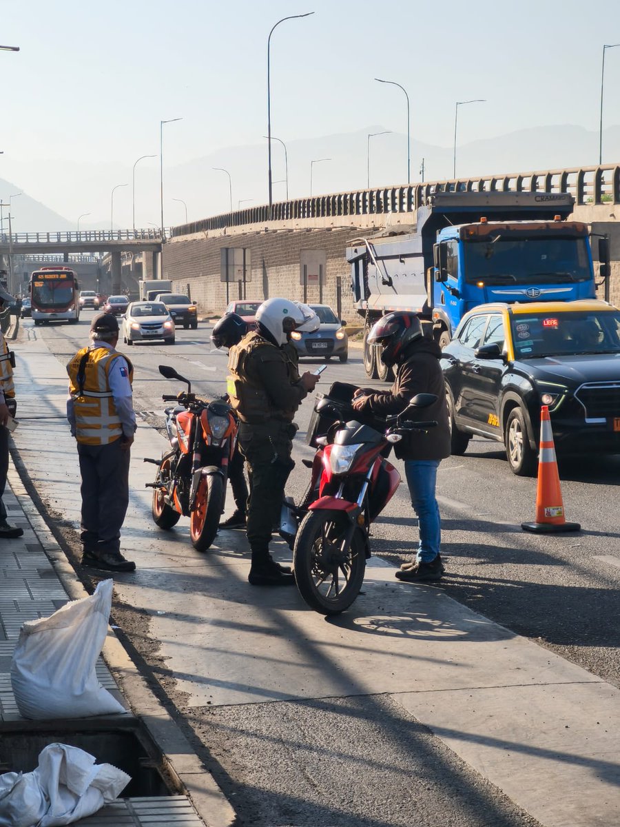carabprnorte's tweet photo. #Quilicura Carabineros en coordinación con el Ministerio de Transportes, realizan controles preventivos en la comuna, con el propósito de fortalecer la seguridad vial, fiscalizar el cumplimiento de la normativa vigente y contribuir a la prevención de delitos.#OrdenyPatria https://t.co/GbAykXfPja