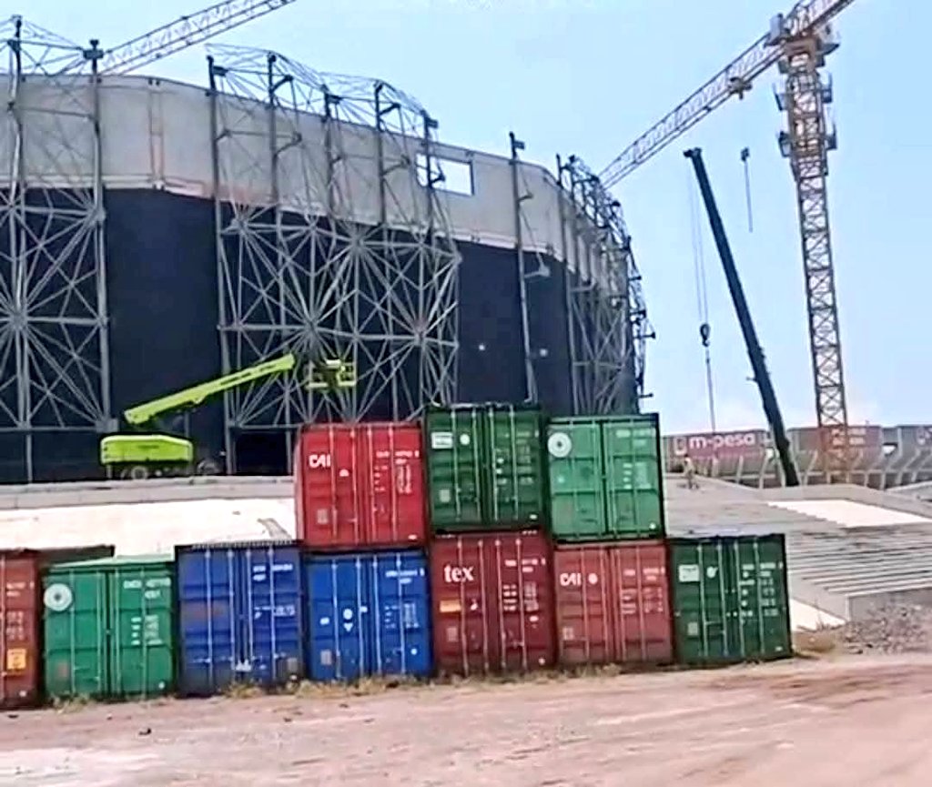 2LaRepublique's tweet image. #RDC : Les travaux de finition extérieure de Kinshasa Arena ont débuté ! ✊🏾🇨🇩