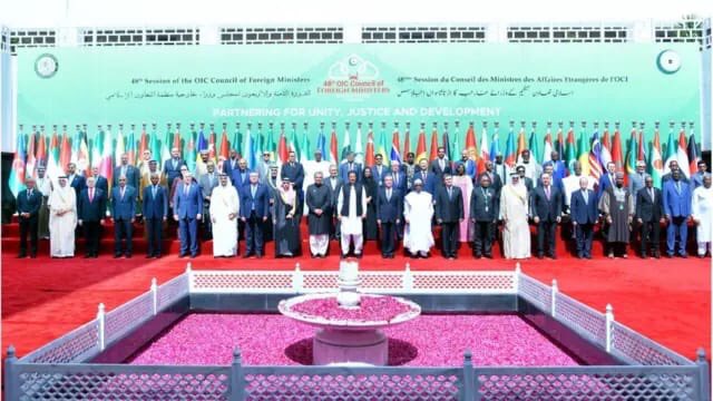 او آئی سی کانفرنس ایک نہایت اہم سفارتی موقع تھا، جہاں درجنوں مسلم ممالک کے وزرائے خارجہ پاکستان آئے۔ یہ نہ صرف پاکستان کی عالمی حیثیت کو اجاگر کرنے کا موقع تھا بلکہ مسلم دنیا میں اس کے کردار کو مضبوط بنانے کا بھی ایک پلیٹ فارم تھا۔ ایسے حساس وقت میں اپوزیشن کی جانب سے عدم اعتماد