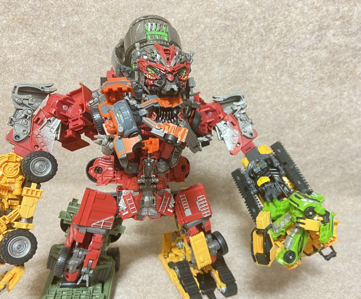 SSデバステーターとEZツインズは絡ませるとサイズ的にデバステーターの大迫力を再現できて良いですね^ ^
#トランスフォーマー