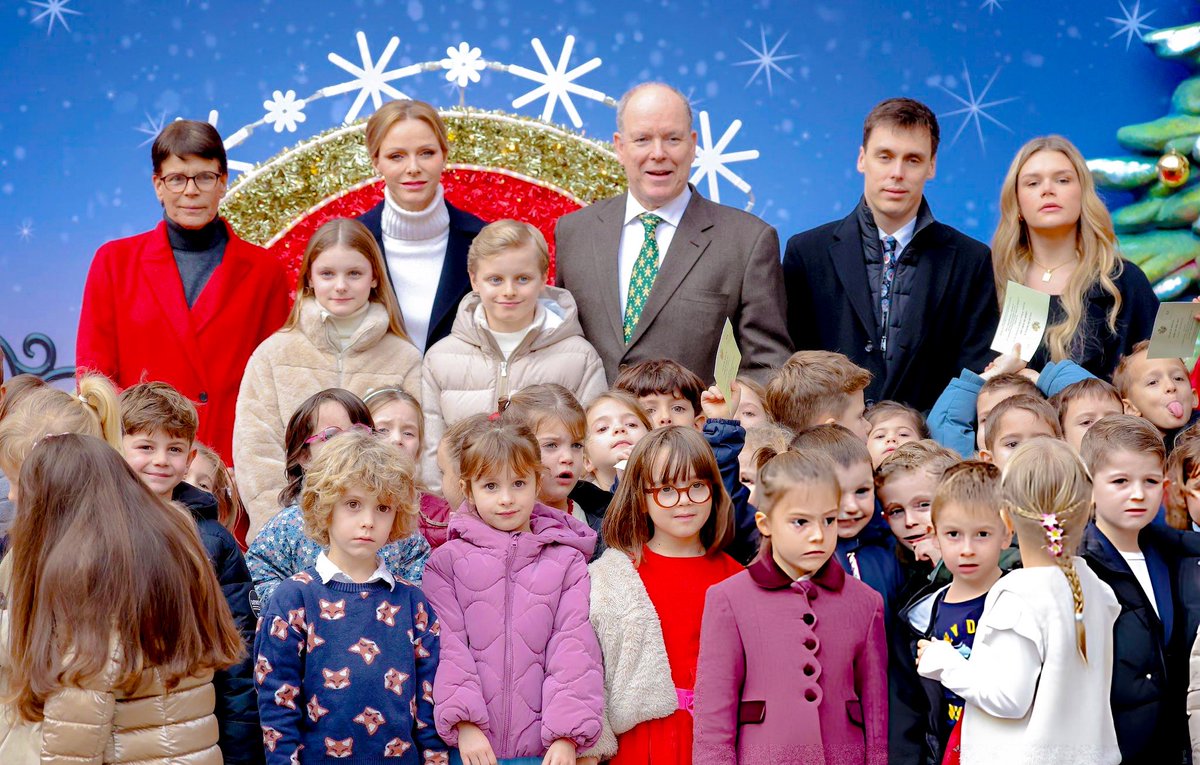 royalchildren_'s tweet image. #PrinceAlbert II #PrincessCharlene #PrinceJacques #PrincessGabriella #PrincessStephanie of Monaco #LouisDucruet and #CamilleGottlieb attend the Monaco Christmas Tree Ceremony, at The Prince's Palace in Monaco 🎄 -December 17th 2025.
.
📷 : Pascal Le Segretain/@GettyImages