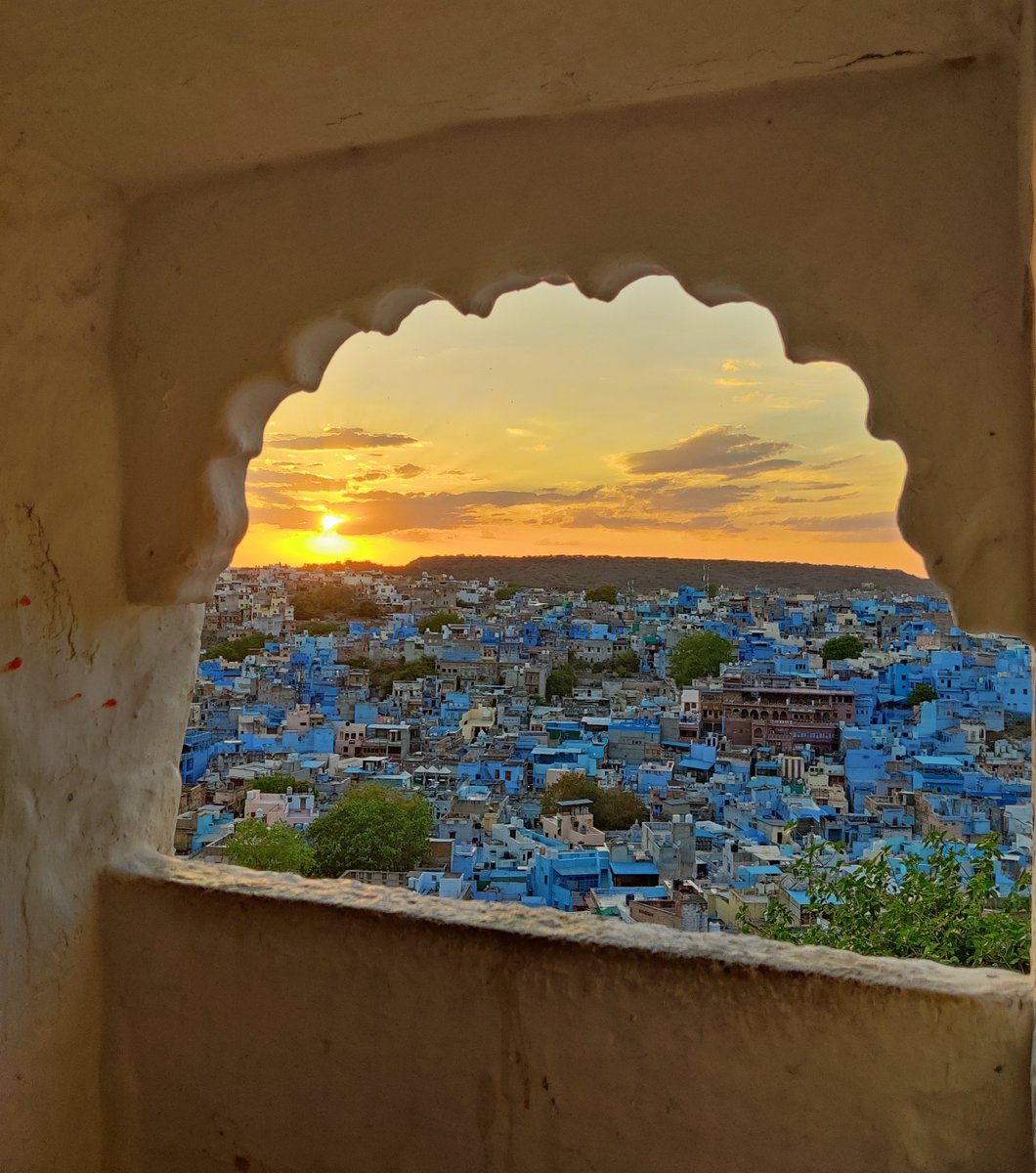 Tere_do_nainaaa's tweet photo. One sunset, many stories, quote yours🌻 https://t.co/vfx9oWnVi2