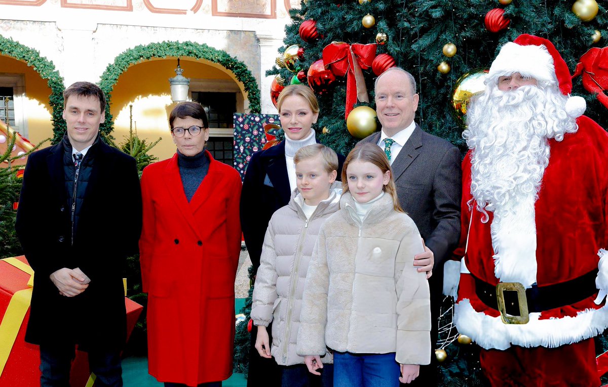 royalchildren_'s tweet image. #PrinceAlbert II #PrincessCharlene #PrinceJacques #PrincessGabriella #PrincessStephanie of Monaco and #LouisDucruet attend the Monaco Christmas Tree Ceremony, at The Prince's Palace in Monaco 🎄 -December 17th 2025.
.
📷 : Pascal Le Segretain/@GettyImages