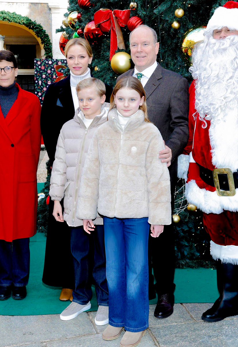 royalchildren_'s tweet image. #PrinceAlbert II #PrincessCharlene #PrinceJacques #PrincessGabriella #PrincessStephanie of Monaco and #LouisDucruet attend the Monaco Christmas Tree Ceremony, at The Prince's Palace in Monaco 🎄 -December 17th 2025.
.
📷 : Pascal Le Segretain/@GettyImages