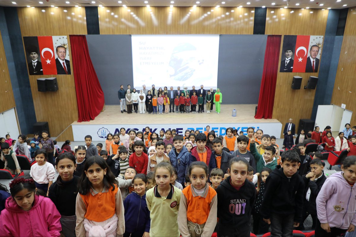 AkcakaleIlce's tweet photo. “Su Tasarrufu Kahramanları” Akçakale’de! 💧

ŞUSKİ Genel Müdürl��ğü ile Şanlıurfa İl Millî Eğitim Müdürlüğü iş birliğinde, Akçakale ilçemizde bulunan okullarda düzenlenen etkinliklerde öğrenciler; suyun önemi ve tasarruf bilincini eğlenceli gösterilerle öğrendi. https://t.co/rstp7O4svU
