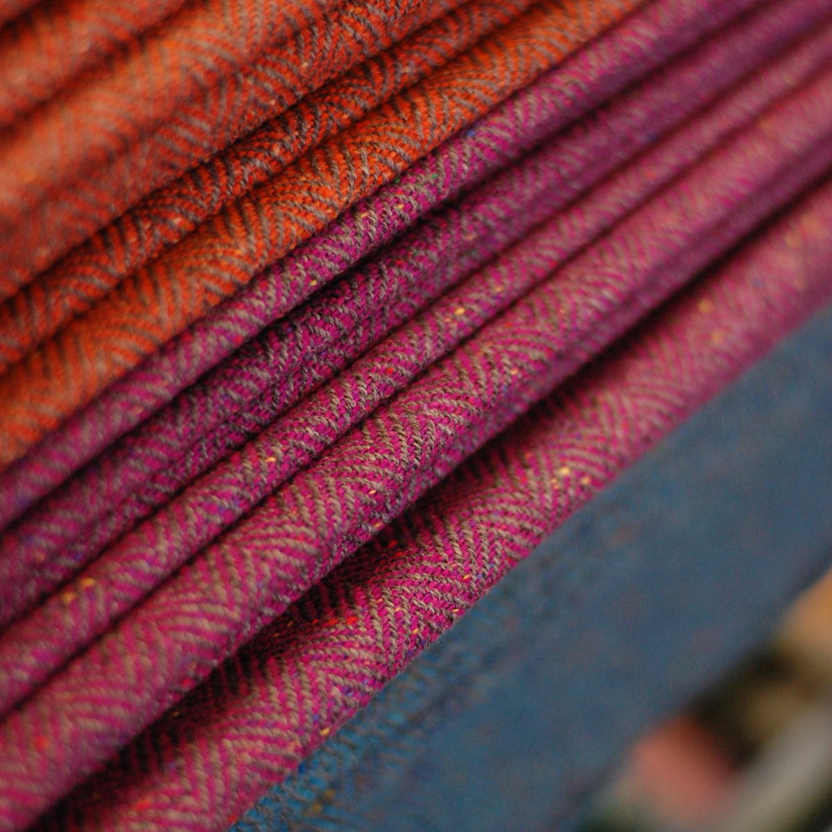 Shalltailors's tweet image. Pure wool, hand woven, quality from start to finish Susannah Hall X Woven in the Bone tweed.

Never forget wool is a totally natural material that grows on sheep!! 🐑🐑🐑

#Bespoke #menswear #womenswear #inspiration #AllUKmade