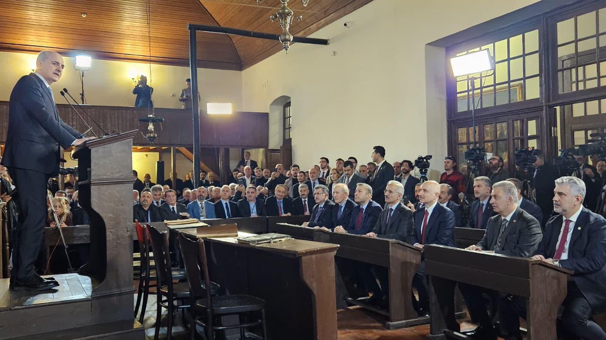 TBMM Başkanımız Sn. Numan Kurtulmuş’un teşrifleriyle, Trabzon Günleri vesilesiyle I. Meclis’te vefa buluşmamızı gerçekleştirdik.

Şehrimize gösterdikleri ilgi ve desteklerinden ötürü Sayın Başkanımıza şükranlarımızı sunarak, günün anısına kendilerine vefa plaketi takdim ettik.
