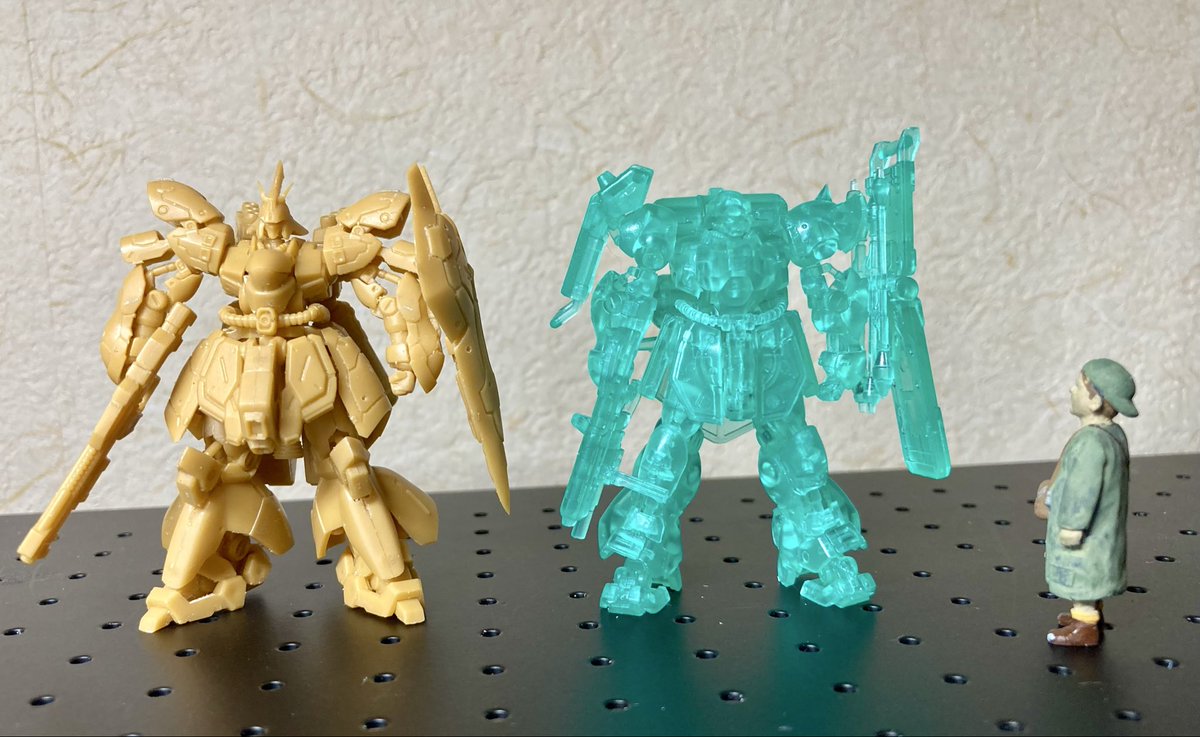 #ガンダムアーティファクト
ギラドーガレアカラーでした
😑
脛と太腿のパーツがめっちゃポロリします。それ以外は良好な感じですね
完成ポスト流れてきています、皆様仕事が早い
とりあえず塗っていきます。