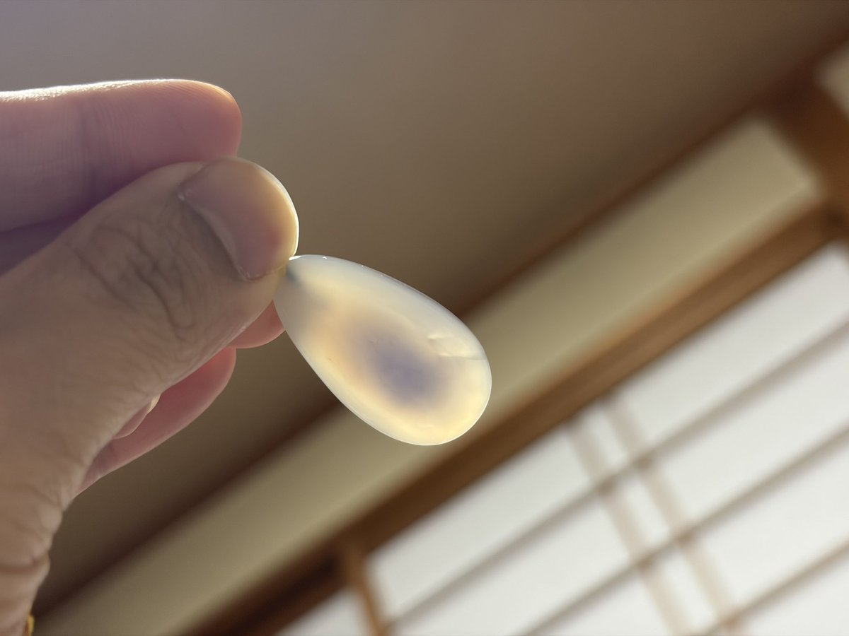 ハウルの動く城のネックレスが変色したー
なんでだーーー(検索、検索

経年劣化……おん、なるほどなるほど。
傷……あれ？わしどっかで落としか？記憶にないが過去にしてる可能性はある…

結果！
傷ある……自分のせいやないかーーい笑
色の変わった君とこれからも歩みます

皆様、管理には注意を…