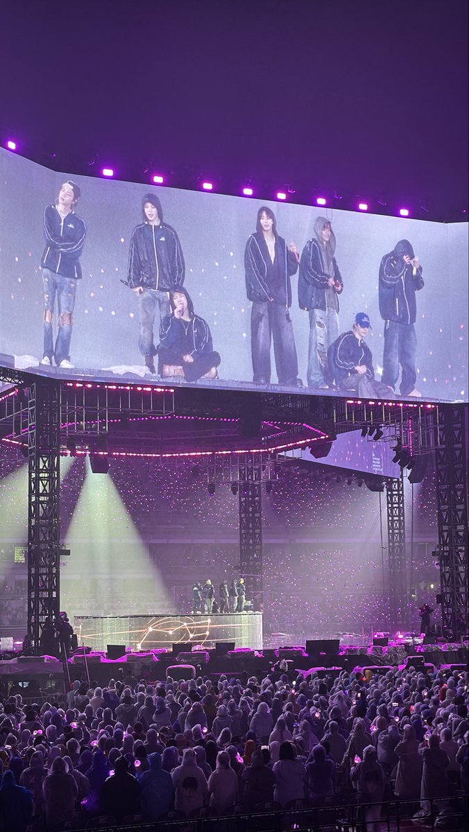 panini52's tweet photo. 이 일곱명이 화면에 꽉 차는 구도가 너무 안정적이고 마음이 따뜻해짐 https://t.co/YSgB86WCg9