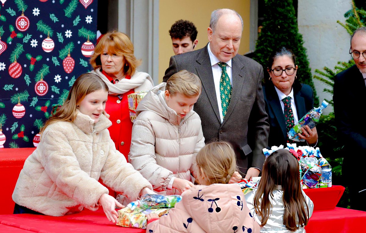 royalchildren_'s tweet image. #PrinceAlbert II #PrinceJacques and #PrincessGabriella of Monaco attend the Monaco Christmas Tree Ceremony, at The Prince's Palace in Monaco 🎄 -December 17th 2025.
.
📷 : Pascal Le Segretain/@GettyImages
