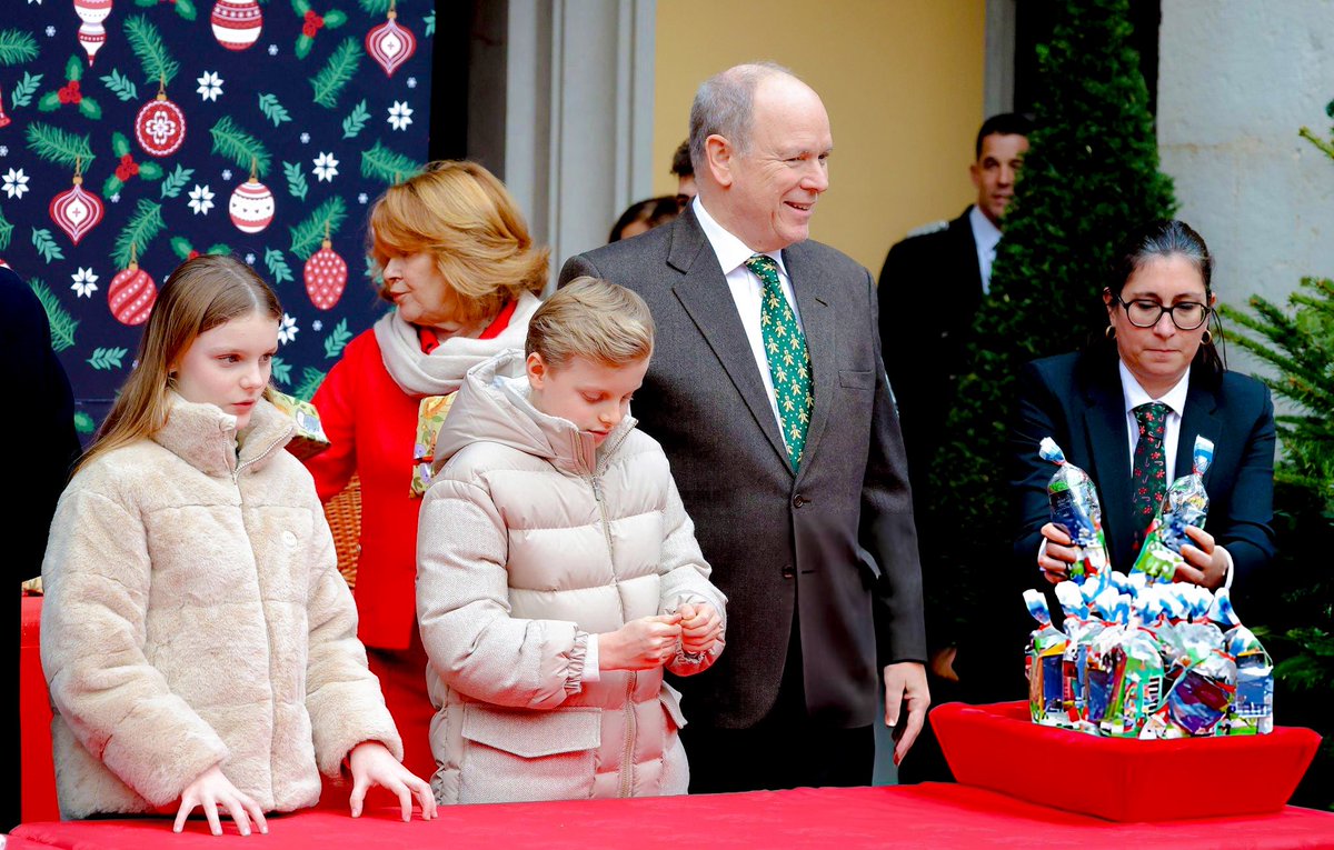 royalchildren_'s tweet image. #PrinceAlbert II #PrinceJacques and #PrincessGabriella of Monaco attend the Monaco Christmas Tree Ceremony, at The Prince's Palace in Monaco 🎄 -December 17th 2025.
.
📷 : Pascal Le Segretain/@GettyImages