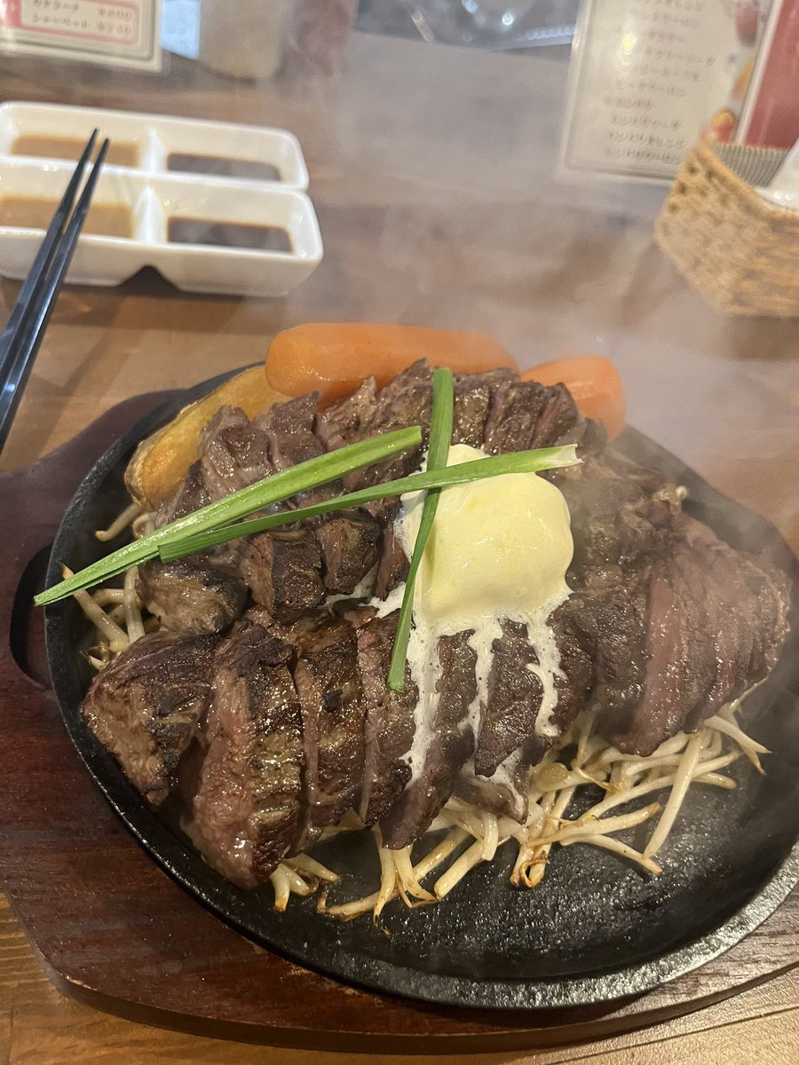 emily6049's tweet photo. お誕生日ディナーはステーキ( 'ч' )
宮崎牛Tｼｬﾂ隠して🫣
食べきれるか悩んで350ｇにしたら肉の日(9日)ってことで+50ｇのサービス🤣
人参苦手な彼君から2本のﾌﾟﾚｾﾞﾝﾄも笑

お腹いっぱい〜しあわせ(*´艸`)

この1年も大っきくなりそう(((;°▽°))ﾔﾊﾞｲ https://t.co/GqV4XRG6b3