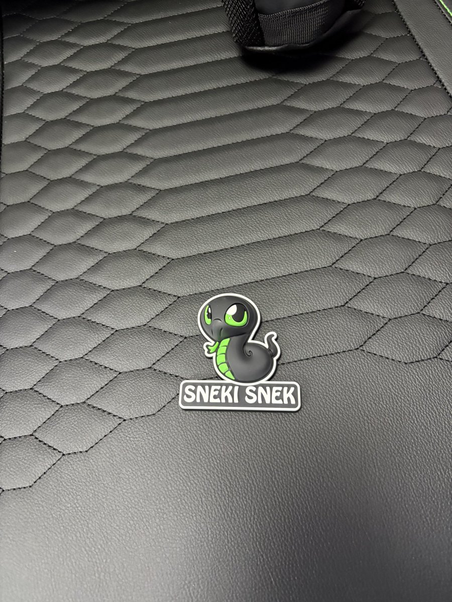 ajpkr_'s tweet photo. Ever since I sat in a @Razer chair at @DreamHack I’ve wanted to get one. 
And thanks to the persuasion of @AbiCooops I’ve gone and got one.
One of the comfiest chairs I’ve sat on in my life! And the free goodies with the chair!!! https://t.co/glhFMX7eKi