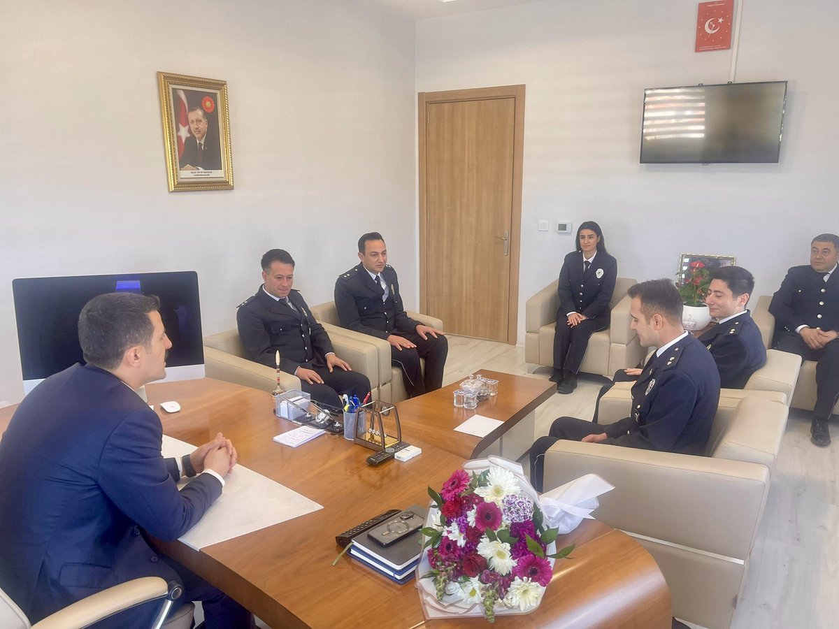 📍6-10 Nisan Polis Haftası 🇹🇷 🚔 🚨

Kaymakamımız Fatih Uzun, Türk Polis Teşkilatının 181. kuruluş yıl dönümü münasebetiyle, İlçe Emniyet Müdür Vekili Ahmet Karabacak ve beraberindeki emniyet mensuplarımızı makamında kabul etti.

Ziyarette, Türk Polis Teşkilatı'nın toplumun huzur