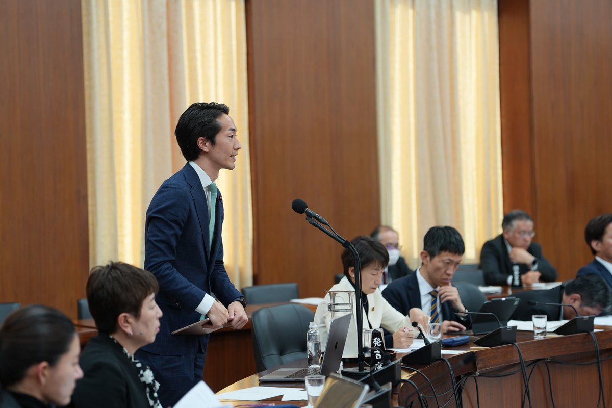 Btaros's tweet photo. 先月の国土交通委員会で、自動運転について大臣に質疑を行いました。その後も専門家へのヒアリングや打ち合わせを重ね、実用化に向けて議論を進めています。質疑では、政府が2030年度までに自動運転車両1万台という目標を掲げたことを評価しつつ、2022年に掲げた「2025年度に50か所」の目標が10か所程度にとどまった現実を踏まえ、目標を達成するための戦略が必要だと指摘しました。
金子大臣からは「1日も早い本格的な自動運転社会の実現に向けて全力で取り組む」という、力強い意気込みをお聞きできましたが、海外有力企業の参入も見据えた競争環境の整備や、重要データに国内から実効的にアクセスできることなどのルール形成はまだこれからです。
予算審議が終わり、国土交通委員会も再開されます。専門家へのヒアリングを重ねながら、チームみらいとしての政策を具体化し提案していきます。（質疑全文はこちら https://t.co/CW1A9CZxyi ）

明日の国土交通委員会は、物流の効率化に関する法改正について、山田瑛理 @yamadaeri1982 が質疑に立ちます。ぜひ皆さまご注目ください。