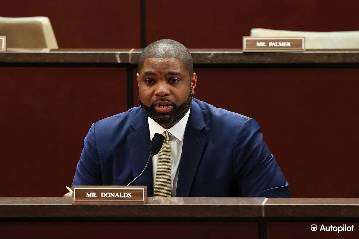 Nancy Pelosi Stock Tracker ♟ tweet media