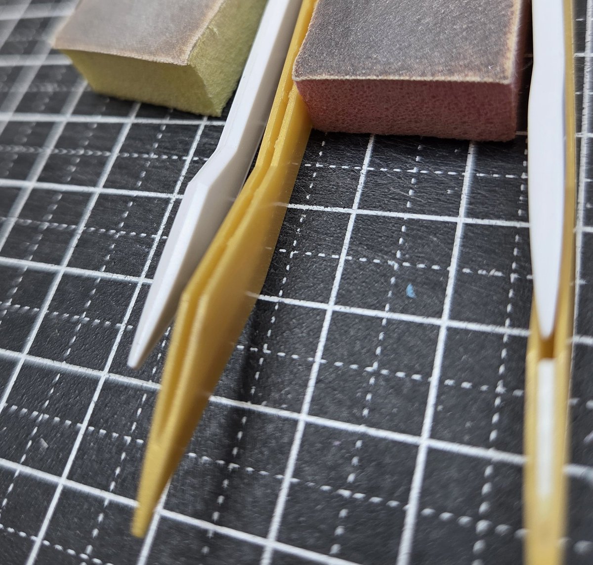 #HG龍王丸 
背中の羽根？
肉抜きどうしようと思ってましたが
組んでみると隙間で綺麗に
2枚が合わさるんですよね
なので先の方だけ埋めることにします
後は好みで白いほうの凸を
削り落としました

さて、もう片方もやるか…