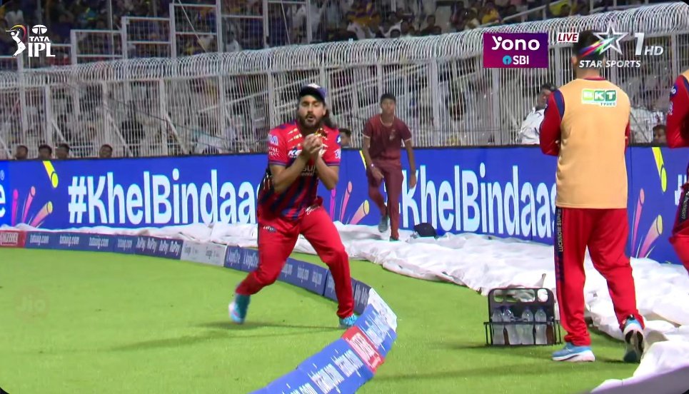 KKRmatters's tweet photo. 🚨 Alleged fixing in LSG vs KKR involving Sanjiv Goenka and the third umpire

Why was there no proper check of Finn Allen’s wicket?

It clearly looked like it touched the boundary rope 👀 https://t.co/Dby9lfbYGP