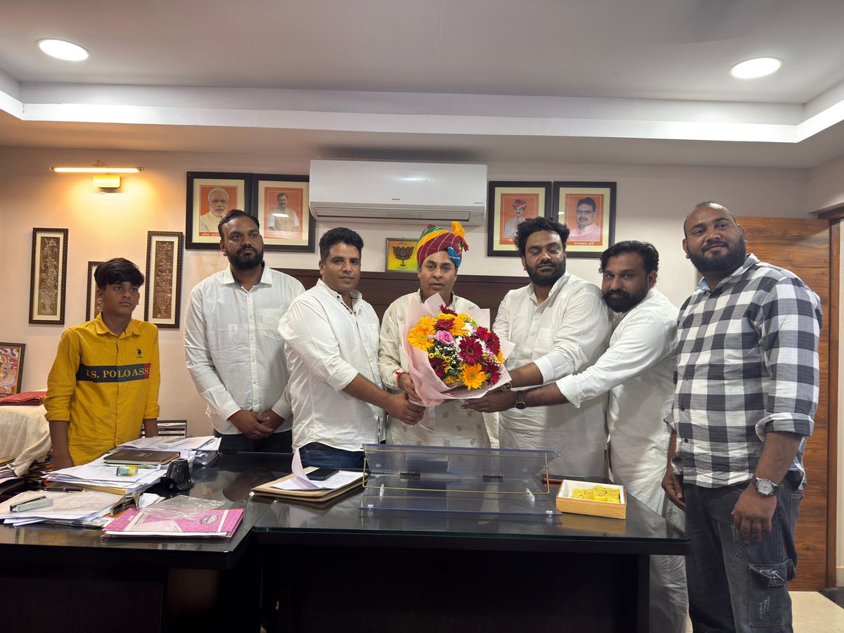 MlaGopichand's tweet photo. 📍जयपुर
आज निज आवास पर पधारे देवतुल्य कार्यकर्ताओं एवं पदाधिकारियों से स्नेहिल भेंट हुई।
आप सभी के आत्मीय स्वागत, स्नेह और सम्मान से अभिभूत हूँ।
आपका यह प्रेम और विश्वास ही मेरी सबसे बड़ी ताक़त है।
@madanrrathore @BJP4Rajasthan #Stmorcha #gopichandmeena https://t.co/CZVld9p5C5