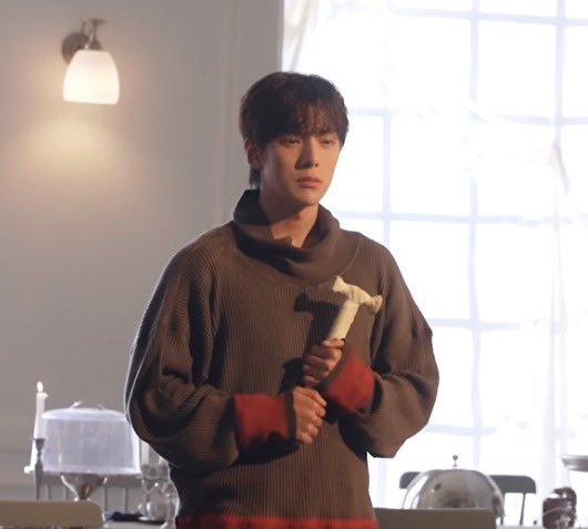 대배우연기펼치고뽀둥하게망치들고있는강아