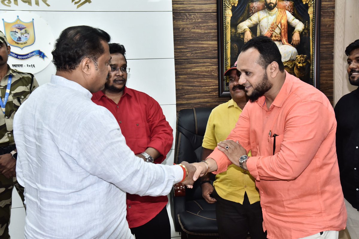 abrarmaster8's tweet photo. जय हिंद...🇮🇳 | जय महाराष्ट्र...🚩 | जय पनवेल...🚩
🔥 लोकशाहीचा बुलंद आवाज – मानवी हक्क संरक्षण फेडरेशन! 🔥
पनवेल महानगरपालिकेच्या महापौरपदी मा. श्री. नितीनजी पाटील यांची निवड झाल्याबद्दल, मा��वी हक्क संरक्षण फेडरेशनच्या वतीने त्यांची सदिच्छा भेट घेऊन त्यांचे जंगी स्वागत व अभिनंदन करण्यात आले. ही भेट केवळ सदिच्छा भेट नसून, पनवेलच्या सर्वांगीण विकासासाठी आणि सर्वसामान्यांच्या न्याय्य हक्कांच्या रक्षणासाठी टाकलेले एक आश्वासक पाऊल आहे!
याप्रसंगी फेडरेशनचे राष्ट्रीय कार्याध्यक्ष अबरार मास्टर (कच्छी) यांच्या हस्ते महापौर नितीन पाटील यांचा 'मायेची शाल' ओढवून विशेष सन्मान क��ण्यात आला. यावेळी अबरार मास्टर यांनी अत्यंत परखड आणि प्रभावी भावना व्यक्त केल्या. ते म्हणाले, "महापौर महोदय, ही जबाबदारी म्हणजे पनवेलच्या उज्ज्वल भविष्याची नांदी आहे. ईश्वर आपल्या��ा इतकी शक्ती देवो की आपल्या कार्यकाळात संपूर्ण महानगरपालिका क्षेत्रात जनसेवेचा एक नवा अध्याय लिहिला जावा आणि पनवेलच्या प्रगतीला एक नवी दिशा मिळावी!"
अभिनंदन आणि शुभेच्छांसोबतच अबरार मास्टर यांनी आपल्या खास 'लोकप्रतिनिधी शैलीत' महापौरांना कर्तव्याची जाणीव करून दिली. त्यांनी प्रभाग क्रमांक १४ आणि १८ मधील प्रलंबित विकासकामे, पायाभूत सुविधा आणि स्थानिक नागरिकांच्या दैनंदिन समस्यां��ा पाढा वाचला. या दोन्ही प्रभागांमध्ये तातडीने लक्ष देऊन कामे मार्गी लावण्याची आग्रही मागणी त्यांनी यावेळी केली.
यावेळी फेडरेशनचे राष्ट्रीय अध्यक्ष डॉ. मुनीर तांबोळी यांनी महापौरांशी संवाद साधताना अनेक गंभीर सामाजिक आणि प्रशासकीय मुद्द्यांवर त्यांना 'आगाह' केले. "शहराच्या विकासाच्या केंद्रस्थानी सामान्य नागरिक असावा आणि प्रशासनाने जनतेच्या तक्रारींची दखल घेताना कोणतीही दिरंगाई करू नये," असे ठाम प्रतिपादन त्यांनी यावेळी केले.
महापौरांच्या सन्मानार्थ संपूर्ण फेडरेशनच्या वतीने ��ुष्पगुच्छ अर्पण करून त्यांचे स्वागत करण्यात आले. महापौरांनी देखील डॉ. मुनीर तांबोळी आणि अबरार मास्टर यांच्या सूचनांची गांभीर्याने दखल घेत, सर्व प्रलंबित समस्यांवर सकारात्मक आणि जलद मार्ग काढण्याचे आश्वासन दिले.
🤝 याप्रसंगी उपस्थित मान्यवर:
राष्ट्रीय अध्यक्ष डॉ. मुनीर तांबोळी, राष्ट्रीय कार्याध्यक्ष अबरार मास्टर (कच्छी), शहर अध्यक्ष आशिष मोहोकार, कार्यालय प्रमुख सूरज नागे आणि फेडर��शनचे इतर प्रमुख पदाधिकारी व कार्यकर्ते मोठ्या संख्येने उपस्थित होते.
शुभेच्छुक व आपला नम्र,
अबरार मास्टर – कच्छी (समाजसेवक)
• राष्ट्रीय कार्याध्यक्ष – मानवी हक्क संरक्षण फेडरेशन
• उपमहानगरप्रमुख – शिवसेना (UBT), पनवेल
• पनवेल तालुका अध्यक्ष – केंद्र लोकशाही पत्रकार संघ
• उपसंपादक – हिंदुस्तान २४ तास न्यूज
📞 संपर्क: ९१३७६५५५८५
#PanvelCity #MayorNitinPatil #HumanRightsProtectionFederation #AbrarMasterKachchi #DrMunirTamboli #PanvelDevelopment #SocialJustice #NaviMumbai #SocialWork #PanvelNews #PublicService #ShivsenaUBT #Hindustan24Taas 🏆
@NitinPatil @AbrarMaster @DrMunirTamboli @PanvelCorp @ShivsenaUBT @Hindustan24Taas
@MPShrirangBarne 
@ithakurprashant 
@ivikrantpatil 
@iNitinPatil
@DrMunirTamboli 
@PanvelCorp   
@BJP4Maharashtra
@SomanTigers 
@ShivSenaUBT_ 
@News18_marathi
@bbcnewsmarathi  
@highlight
