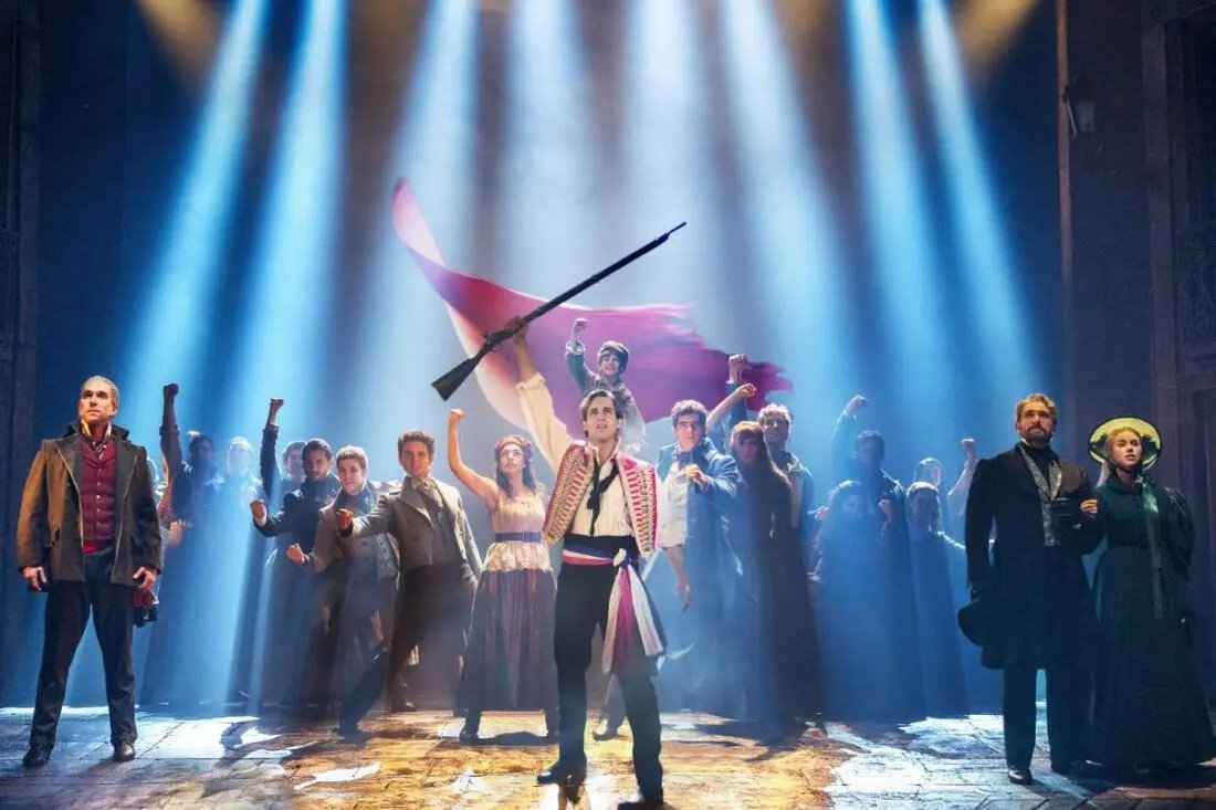 encasadeherrero's tweet photo. 🌸#JARDINDELASDELICIAS  Musical "Los Miserables" en el Teatro Apolo de Madrid.

🗣️Luis Herrero nos acerca las recomendaciones literarias y culturales de @BarilliAyanta 👇👇

📻#DIRECTO #EsHerrero
https://t.co/hL6P4BQTA8 https://t.co/lxf5zK1b43