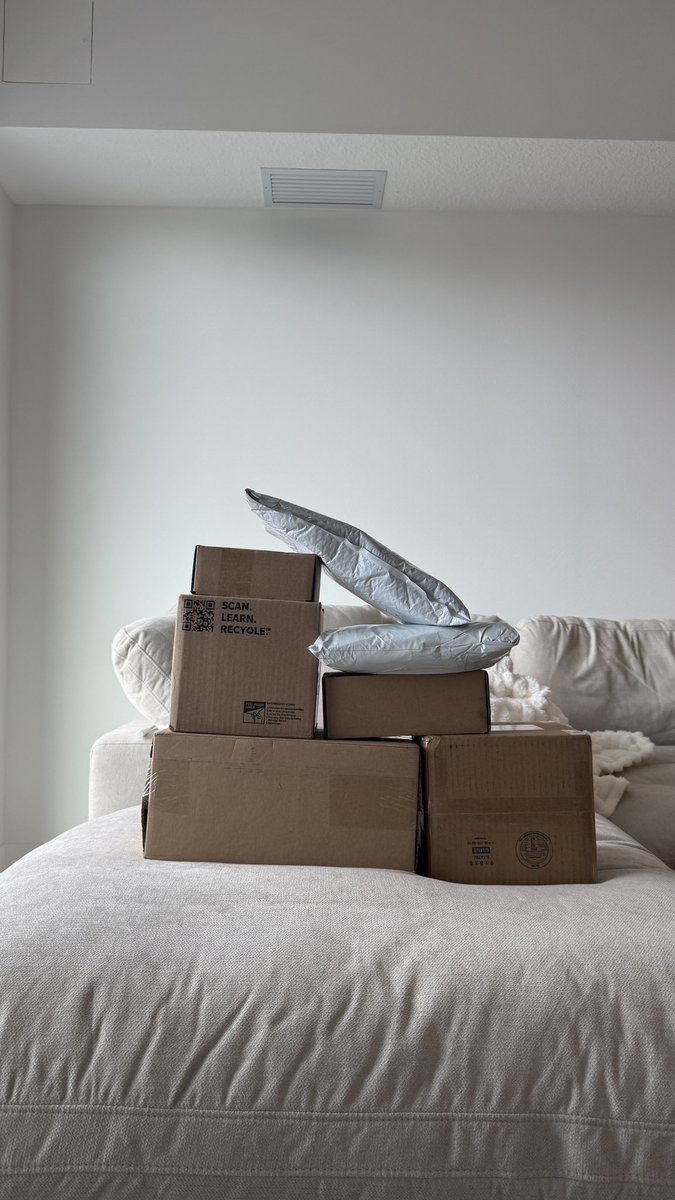 ugcbree's tweet image. Coming back from vacation to a pile of packages never gets old. So thankful for this business everyday 🤍

We have been WORKING this week! 7 ads down, 6 more to go 🫡

Filming 2 campaigns today (both for repeat clients ❤️) + editing 2 others

Let’s get after it fam!

#ugccreator
