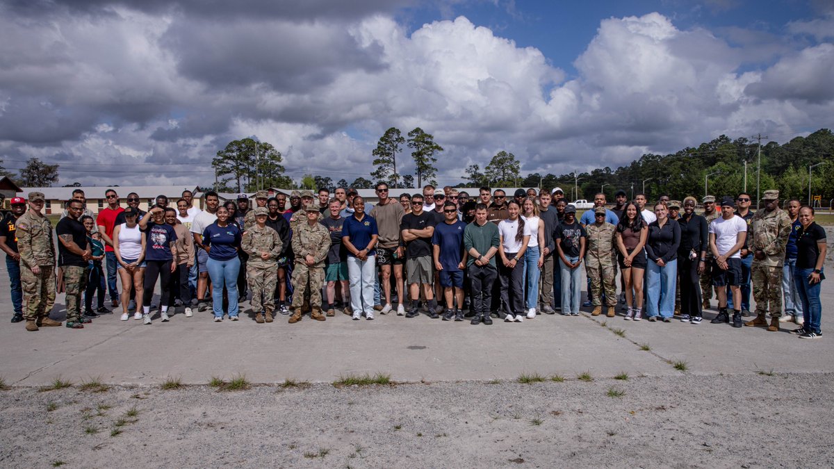 3rd_Infantry's tweet image. Giving back to the community💙Members of the 3rd Infantry Division’s Sergeant Audie Murphy Club, distributed food to families in need during a mobile food pantry event. Serving beyond the uniform (📷: Sgt. Jonathon Downs) #3rdinfantrydivision #ROTM #usarmy #communitysupport