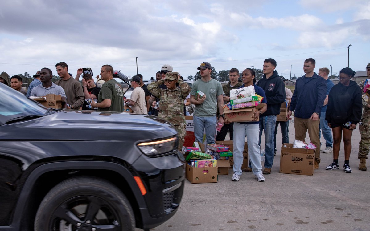 3rd_Infantry's tweet image. Giving back to the community💙Members of the 3rd Infantry Division’s Sergeant Audie Murphy Club, distributed food to families in need during a mobile food pantry event. Serving beyond the uniform (📷: Sgt. Jonathon Downs) #3rdinfantrydivision #ROTM #usarmy #communitysupport
