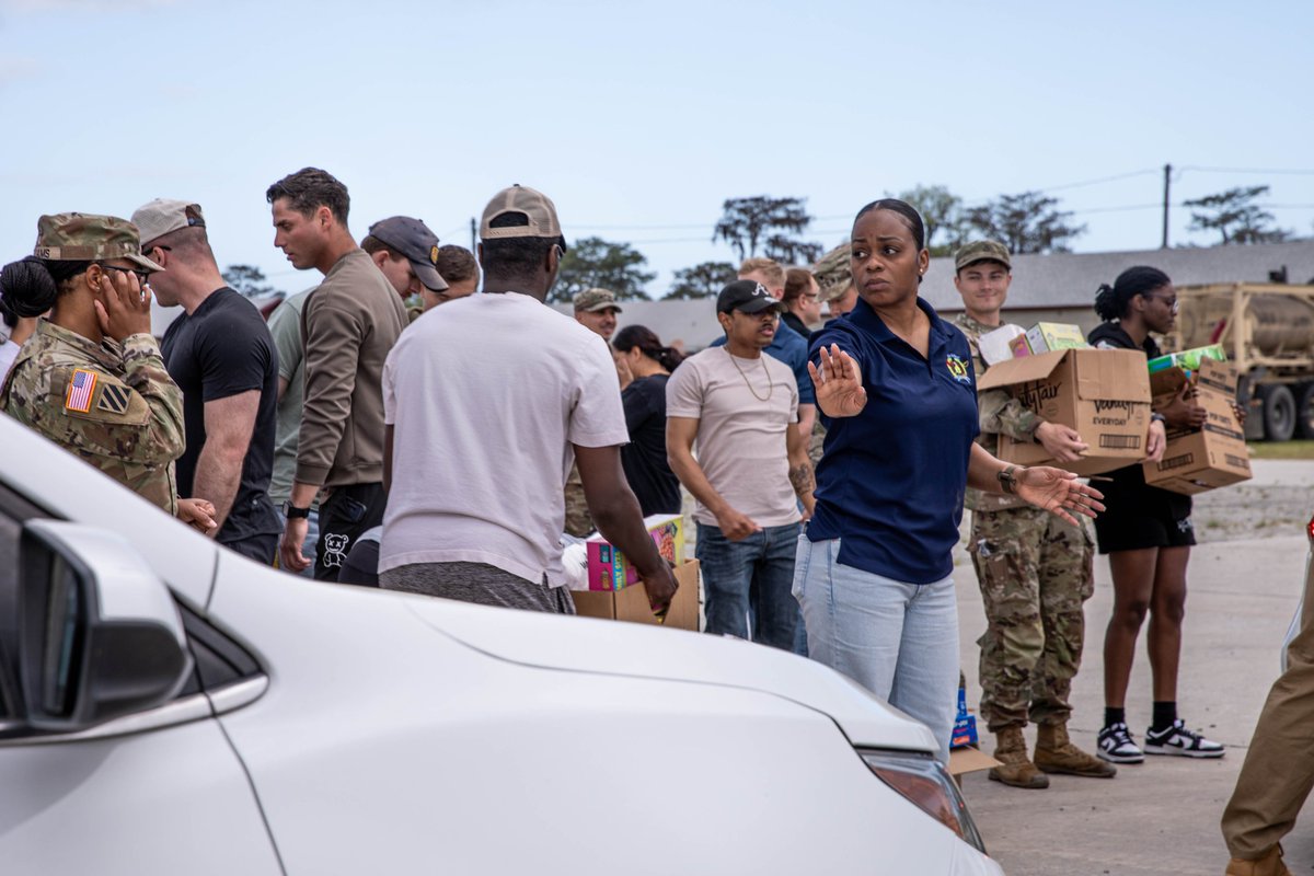 3rd_Infantry's tweet image. Giving back to the community💙Members of the 3rd Infantry Division’s Sergeant Audie Murphy Club, distributed food to families in need during a mobile food pantry event. Serving beyond the uniform (📷: Sgt. Jonathon Downs) #3rdinfantrydivision #ROTM #usarmy #communitysupport