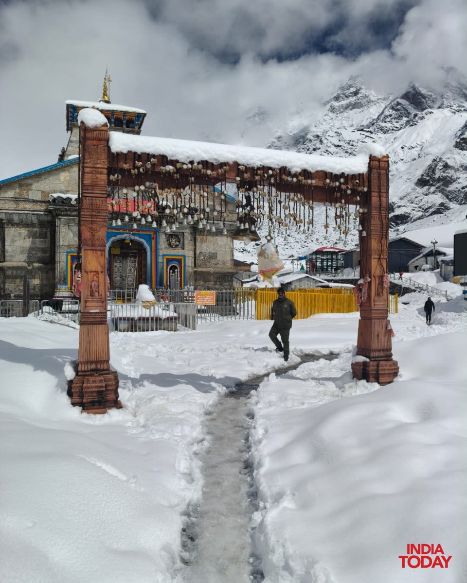 IndiaToday's tweet image. #InPics | Rudraprayag: Snow clearance work has resumed at Kedarnath Temple after weather conditions improved, as authorities step up preparations ahead of the pilgrimage season. Workers have been deployed in larger numbers to restore the trekking route and essential facilities.