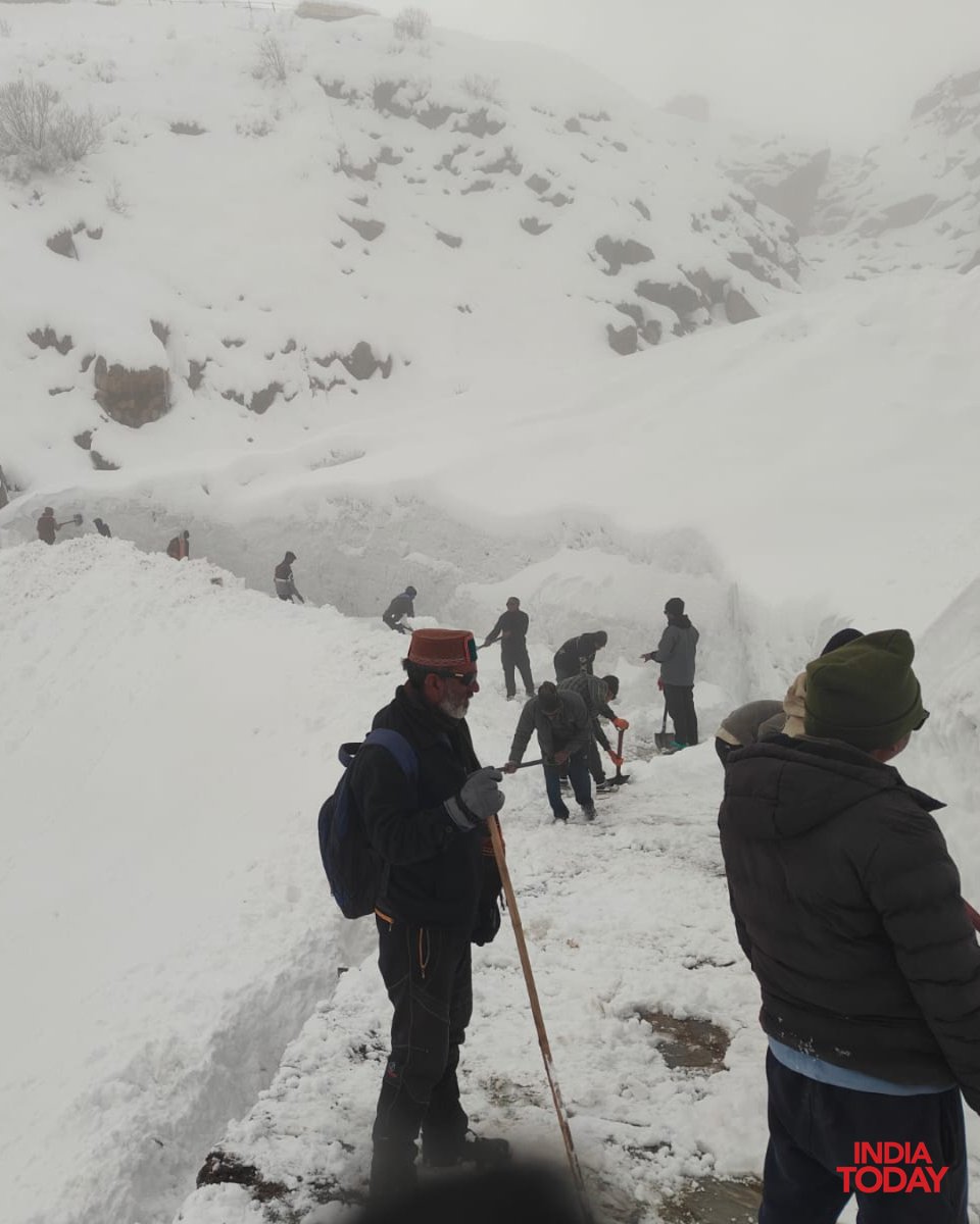 IndiaToday's tweet image. #InPics | Rudraprayag: Snow clearance work has resumed at Kedarnath Temple after weather conditions improved, as authorities step up preparations ahead of the pilgrimage season. Workers have been deployed in larger numbers to restore the trekking route and essential facilities.