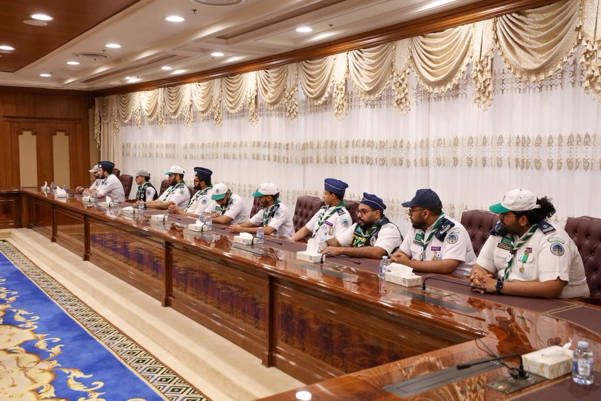 taibahu's tweet photo. رئيسة #جامعة_طيبة تستقبل
الطلاب المشاركين من جوالة الجامعة
بعد نيلهم وسامَ خدمةِ ضيوفِ الرحمن
تقديرًا لجهودهم
في خدمة زوار #المسجد_النبوي
مشيدةً بما قدّموه من عملٍ مشرّف
جسّد روح العطاء وشرف الخدمة
وعكس الصورة المشرقة لطلبة الجامعة
في ميادين التطوع والمسؤولية.
كما قلّدت عددًا منهم الشارةَ الخشبية
تقديرًا لتميّزهم القيادي
في العمل الكشفي.
