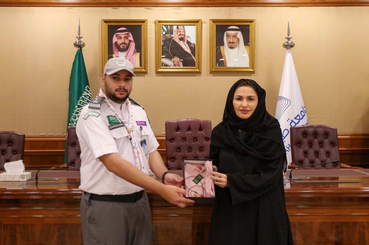 taibahu's tweet photo. رئيسة #جامعة_طيبة تستقبل
الطلاب المشاركين من جوالة الجامعة
بعد نيلهم وسامَ خدمةِ ضيوفِ الرحمن
تقديرًا لجهودهم
في خدمة زوار #المسجد_النبوي
مشيدةً بما قدّموه من عملٍ مشرّف
جسّد روح العطاء وشرف الخدمة
وعكس الصورة المشرقة لطلبة الجامعة
في ميادين التطوع والمسؤولية.
كما قلّدت عددًا منهم الشارةَ الخشبية
تقديرًا لتميّزهم القيادي
في العمل الكشفي.