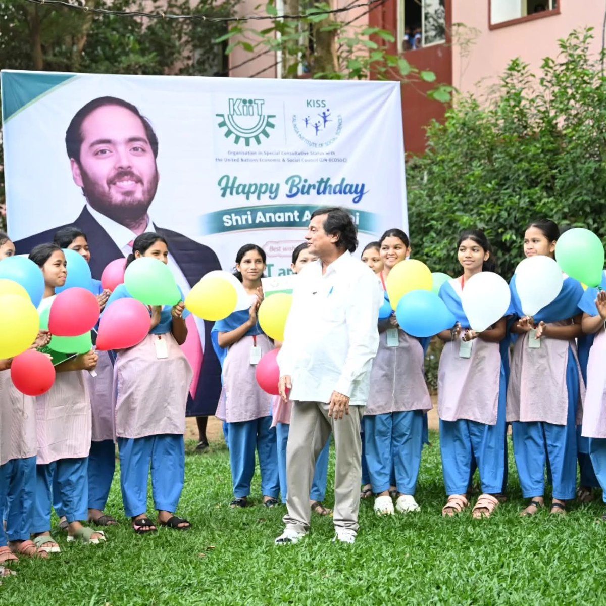 droutkiit's tweet photo. A simple gesture can create a lasting impact. Today at KIIT &amp; KISS, 40,000 children celebrated Anant Ambani and the opportunities he has given them. 
#HappyBirthdayAnantAmbani #AnantAmbaniWithKISSChildren
#Vantara https://t.co/RMh1rEKCt2